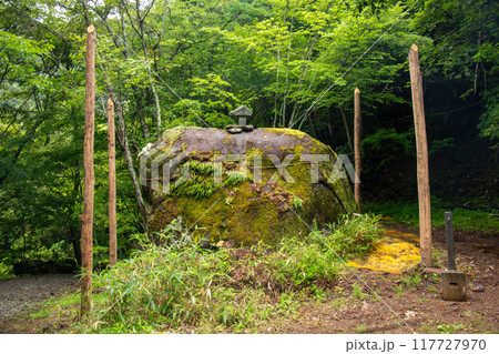 夏の横谷渓谷　御柱と祠　マイナスイオンの世界　長野県茅野市　日本 117727970