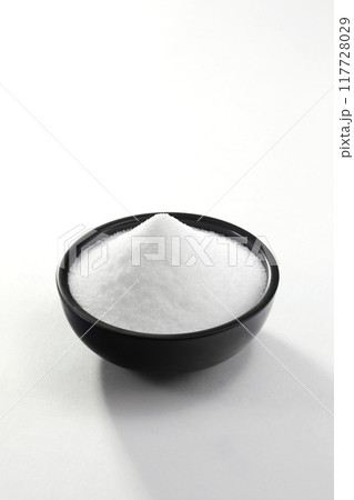 器に入った塩 器に入った塩 117728029