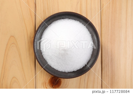 器に盛られた塩 117728084