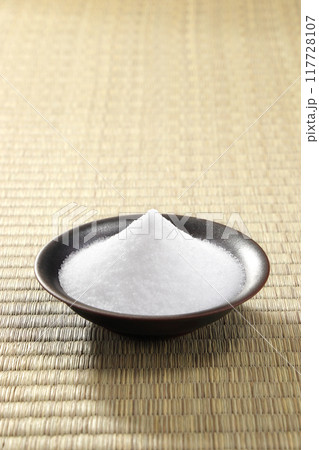 器に盛られた塩 器に盛られた塩 117728107