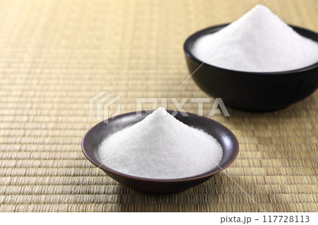 器に盛られた塩 117728113