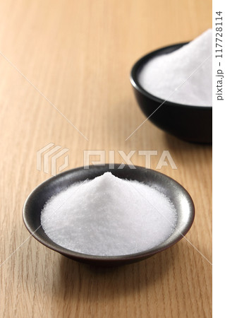 器に盛られた塩 117728114