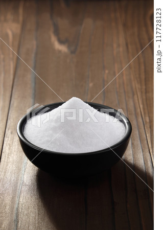 器に盛られた塩 117728123