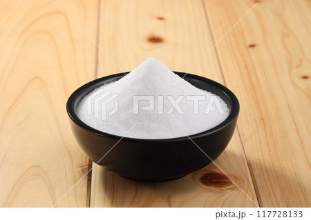 器に盛られた塩 117728133