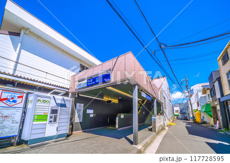 日本の横浜都市景観 8月。SOTETSU 西谷駅 南口などを望む。出入口わきにあるのは宅配便ロッカー 日本の横浜都市景観 8月。SOTETSU 西谷駅 南口などを望む。出入口わきにあるのは宅配便ロッカー 117728595