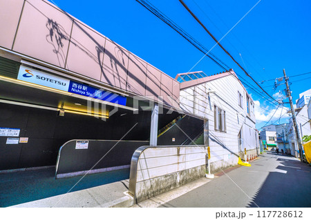 日本の横浜都市景観　8月。SOTETSU　西谷駅 南口などを望む 117728612