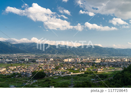 《山梨県》初夏の甲府盆地・のどかな街並み 117728645