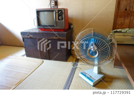 昭和レトロな家電が置かれた懐かしの風景 昭和レトロな家電が置かれた懐かしの風景 117729391