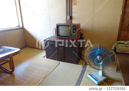 昭和レトロな家電が置かれた懐かしの風景 117729392