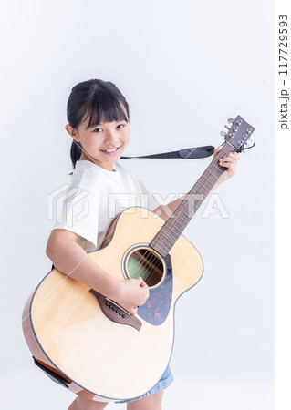 ギターを持った女の子 girl with a guitar ギターを持った女の子 girl with a guitar 117729593