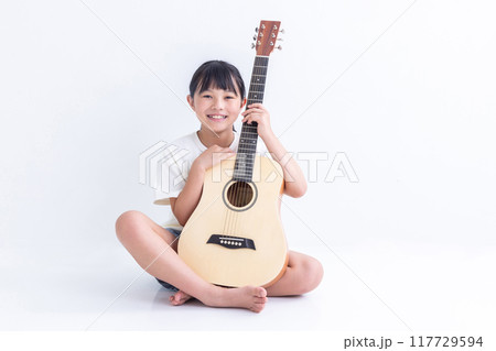 ギターを持った女の子 girl with a guitar ギターを持った女の子 girl with a guitar 117729594