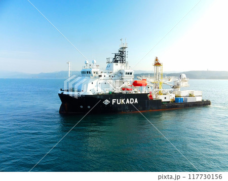 夏の北海道江差町沖でサルベージ船ポセイドン1の作業風景を空撮 夏の北海道江差町沖でサルベージ船ポセイドン1の作業風景を空撮 117730156