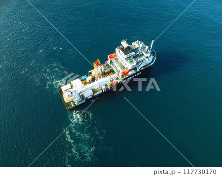 夏の北海道江差町沖でサルベージ船ポセイドン1の作業風景を空撮 117730170