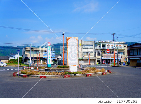 鹿児島県霧島市隼人町、JR隼人駅の駅前ロータリー 鹿児島県霧島市隼人町、JR隼人駅の駅前ロータリー 117730263