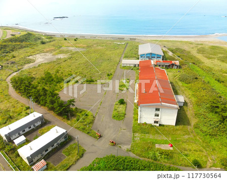 夏の北海道松前町で廃校の旧大島中学校の校舎を撮影 夏の北海道松前町で廃校の旧大島中学校の校舎を撮影 117730564