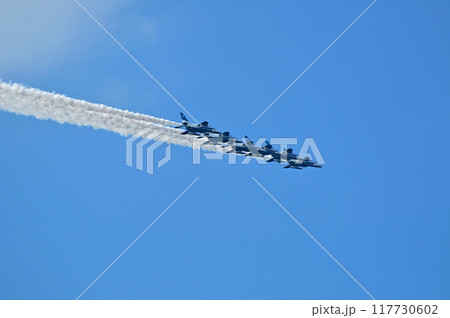 那覇基地ブルーインパルス曲芸飛行 117730602