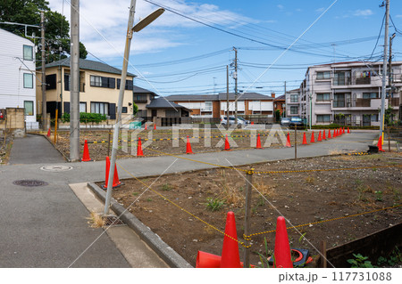 住宅街の空き家を取り壊し更地にした土地 117731088