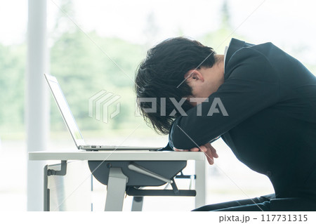 デスクで落ち込む若い男性アジア人ビジネスマン(悩む・失敗・トラブル・ストレス・離職) デスクで落ち込む若い男性アジア人ビジネスマン(悩む・失敗・トラブル・ストレス・離職) 117731315