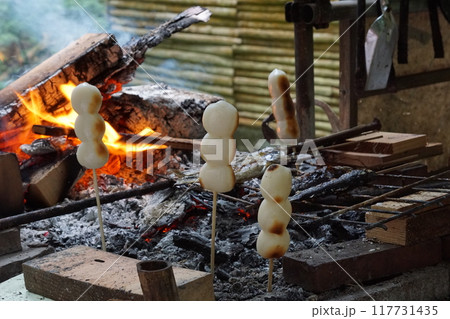 焼き団子と焼き魚（炭火焼） 117731435