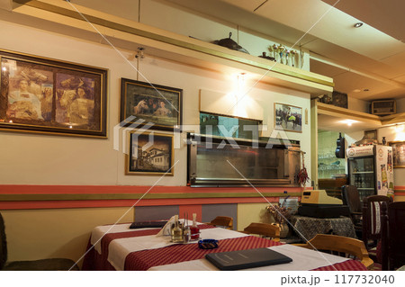 おしゃれなイタリアンレストランの店内 117732040