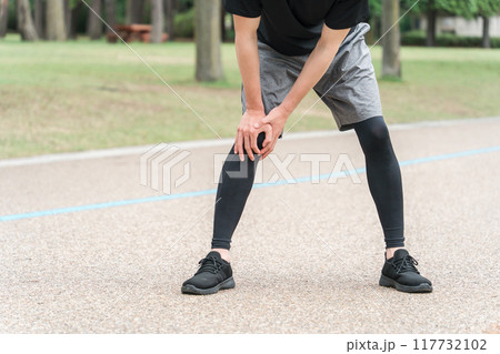 運動・トレーニング中に膝を怪我した男性(膝痛・リハビリ・後遺症・ロコモ) 運動・トレーニング中に膝を怪我した男性(膝痛・リハビリ・後遺症・ロコモ) 117732102