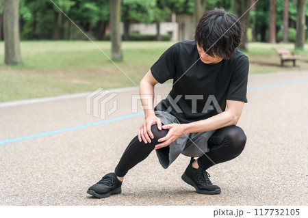 運動・トレーニング中に膝を怪我した男性（膝痛・リハビリ・後遺症・ロコモ） 117732105