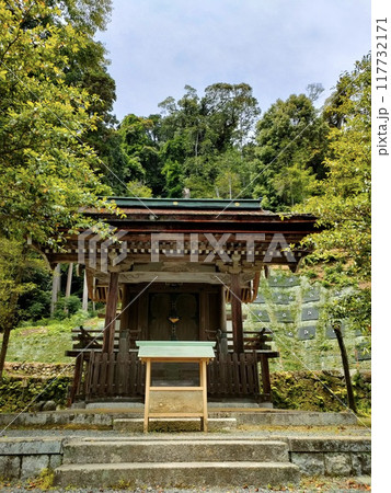 新緑に包まれた京都・月読神社の本殿 新緑に包まれた京都・月読神社の本殿 117732171