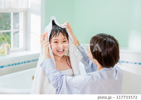 お風呂上がりの娘をタオルで拭く母親 お風呂上がりの娘をタオルで拭く母親 117733572