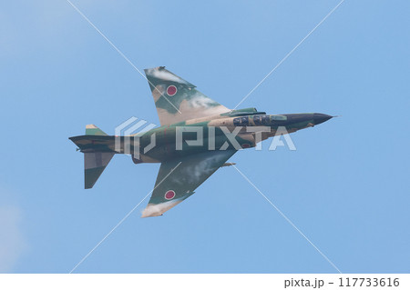 旋回する航空自衛隊RF-4EファントムⅡ偵察機 旋回する航空自衛隊RF-4EファントムⅡ偵察機 117733616