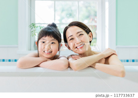 親子で仲良く入浴 親子で仲良く入浴 117733637
