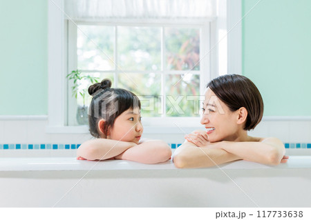 親子で仲良く入浴 親子で仲良く入浴 117733638