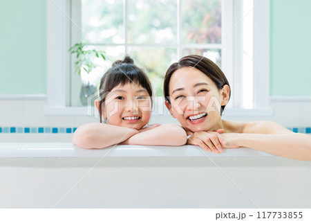 親子で仲良く入浴 親子で仲良く入浴 117733855