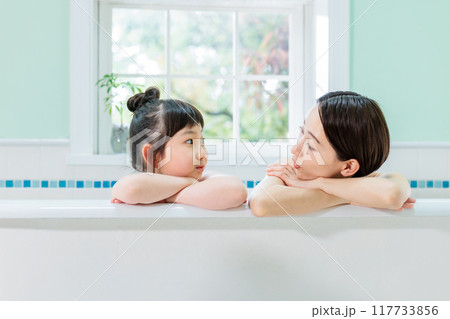 親子で仲良く入浴 117733856