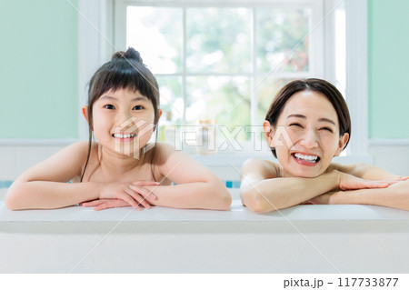 親子で仲良く入浴 親子で仲良く入浴 117733877