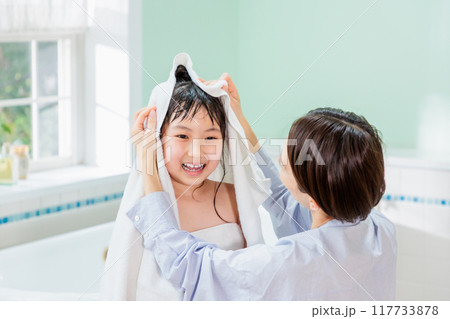 お風呂上がりの娘をタオルで拭く母親 お風呂上がりの娘をタオルで拭く母親 117733878