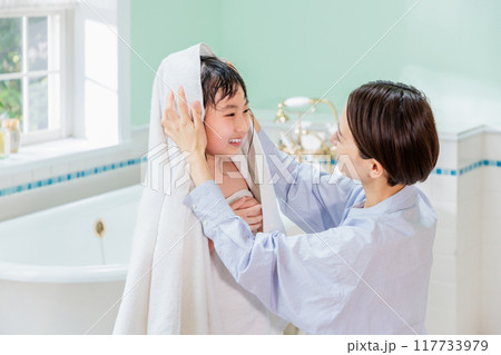 お風呂上がりの娘をタオルで拭く母親 お風呂上がりの娘をタオルで拭く母親 117733979