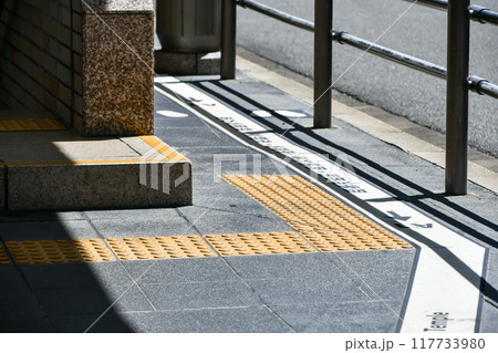 歩道に設置された点字ブロック 歩道に設置された点字ブロック 117733980