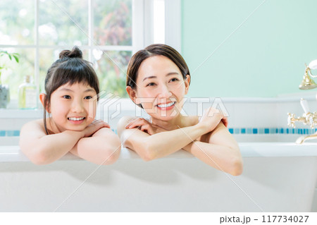 親子で仲良く入浴 117734027
