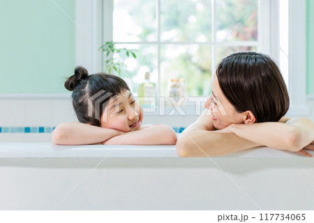 親子で仲良く入浴 親子で仲良く入浴 117734065