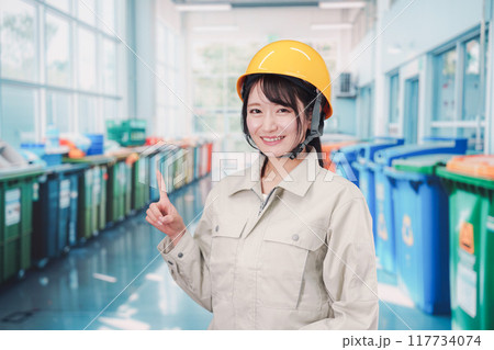 ゴミ清掃の仕事をする若い女性 ゴミ清掃の仕事をする若い女性 117734074