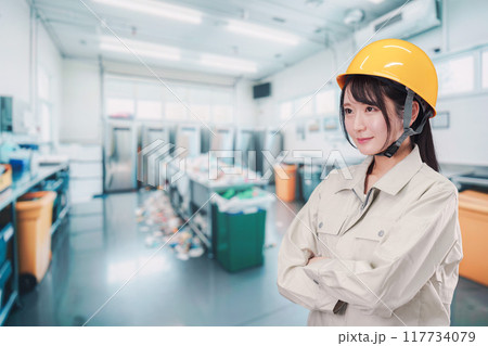 ゴミ清掃の仕事をする若い女性 117734079