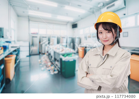 ゴミ清掃の仕事をする若い女性 117734080