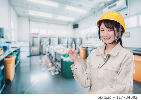 ゴミ清掃の仕事をする若い女性 117734082