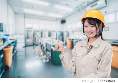 ゴミ清掃の仕事をする若い女性 ゴミ清掃の仕事をする若い女性 117734084