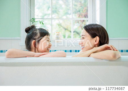 親子で仲良く入浴 117734087