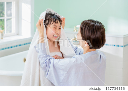 お風呂上がりの娘をタオルで拭く母親 お風呂上がりの娘をタオルで拭く母親 117734116