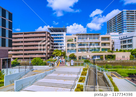 日本の横浜都市景観　8月。SOTETSU　星川駅前などを望む。奥に横浜市消防局 117734398