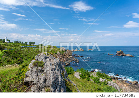 青森一人旅で立ち寄った葦毛崎（あしげざき）展望台で振り返って見れば、海岸線に突然白い列車が停車して 117734695