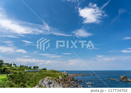 青森一人旅で立ち寄った葦毛崎（あしげざき）展望台で振り返って見れば、海岸線に突然白い列車が停車して 117734702