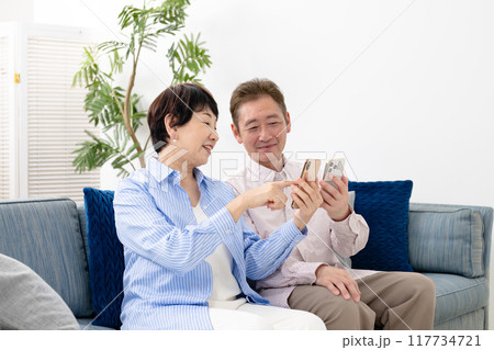 スマホを持つシニア夫婦 スマホを持つシニア夫婦 117734721